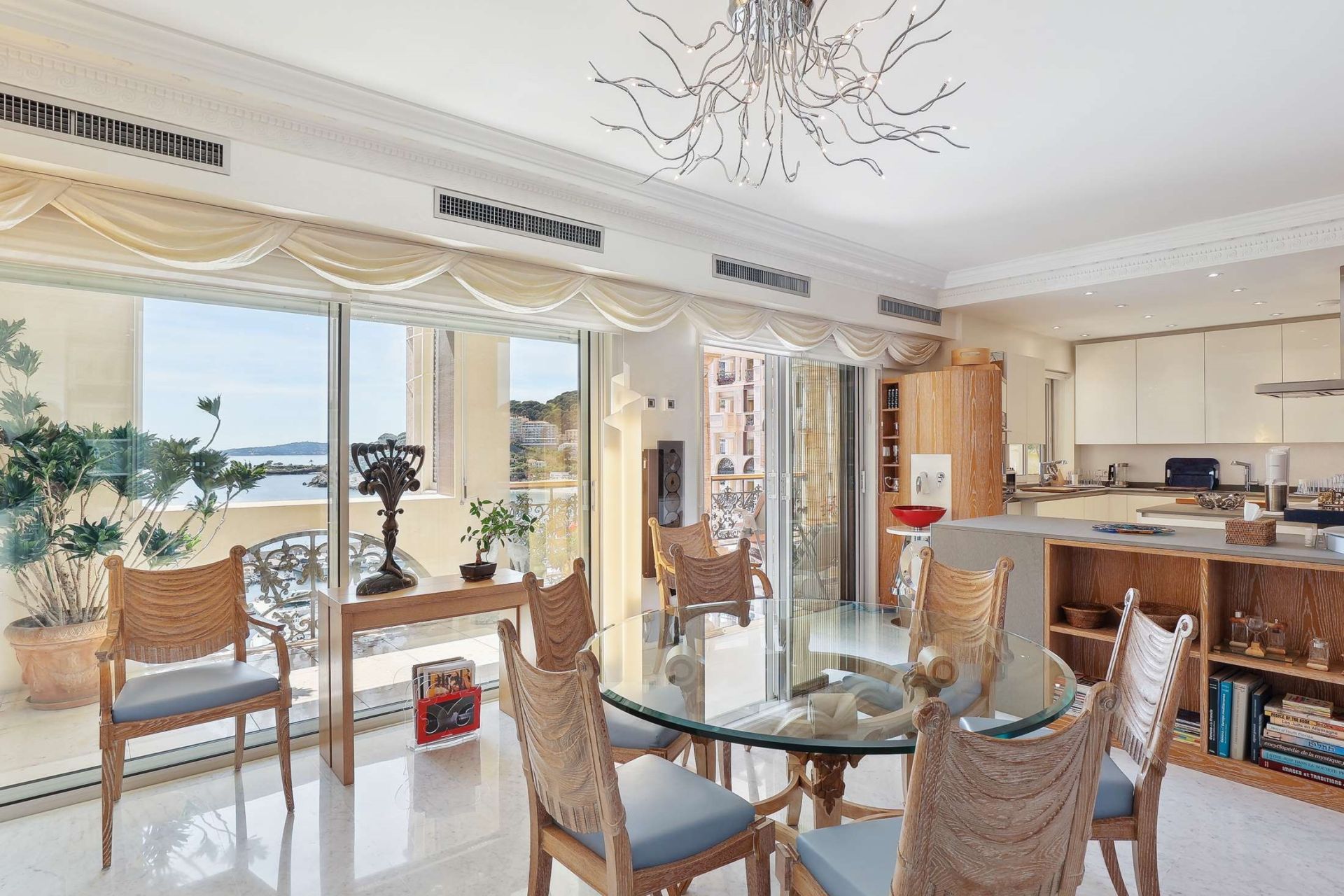 apartment 6 Rooms for sale on MONACO (98000)