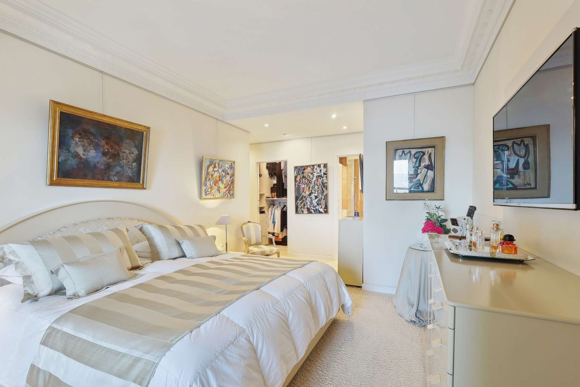 apartment 6 Rooms for sale on MONACO (98000)
