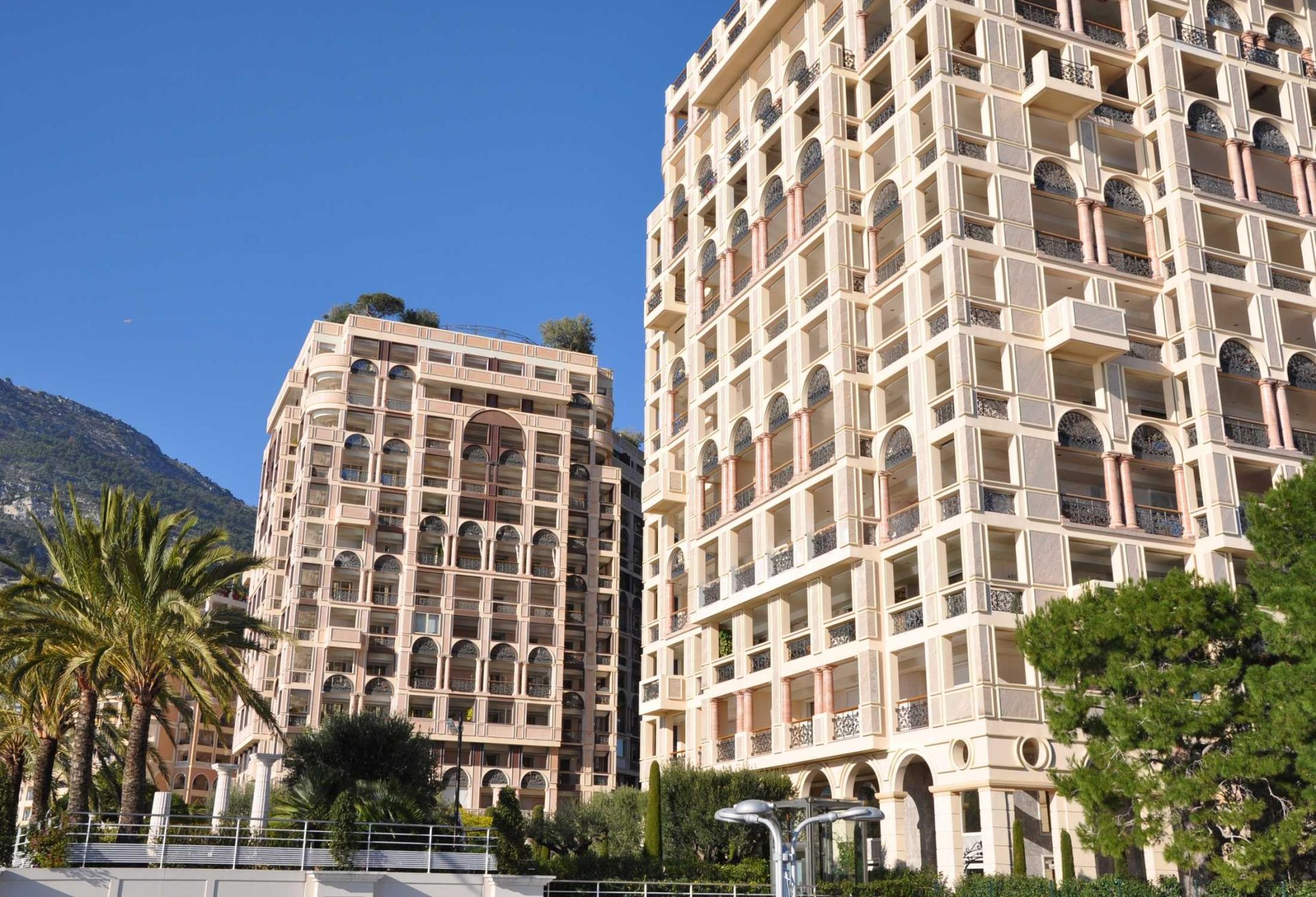 apartment 6 Rooms for sale on MONACO (98000)