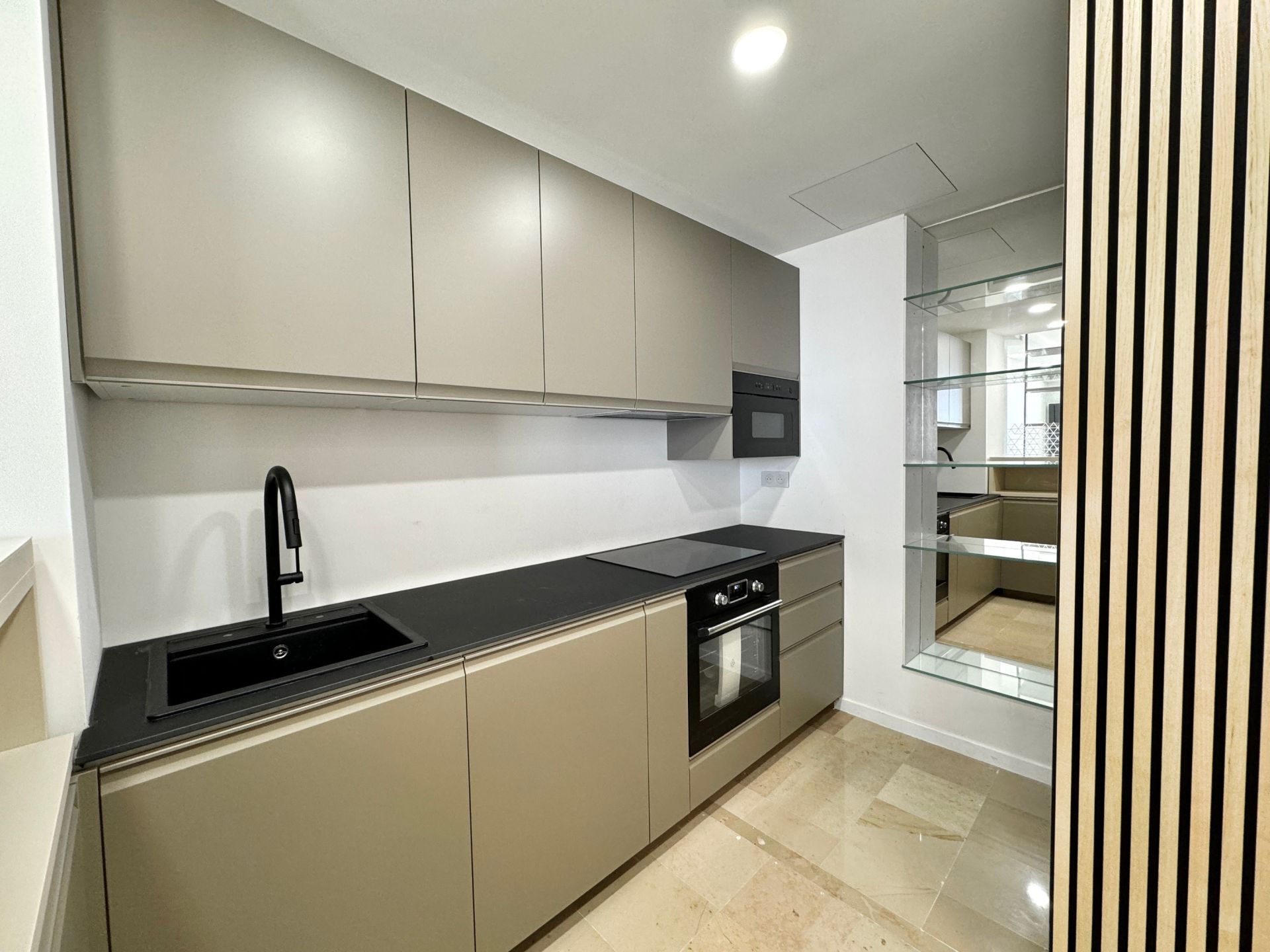 apartment 4 Rooms for sale on MONACO (98000)