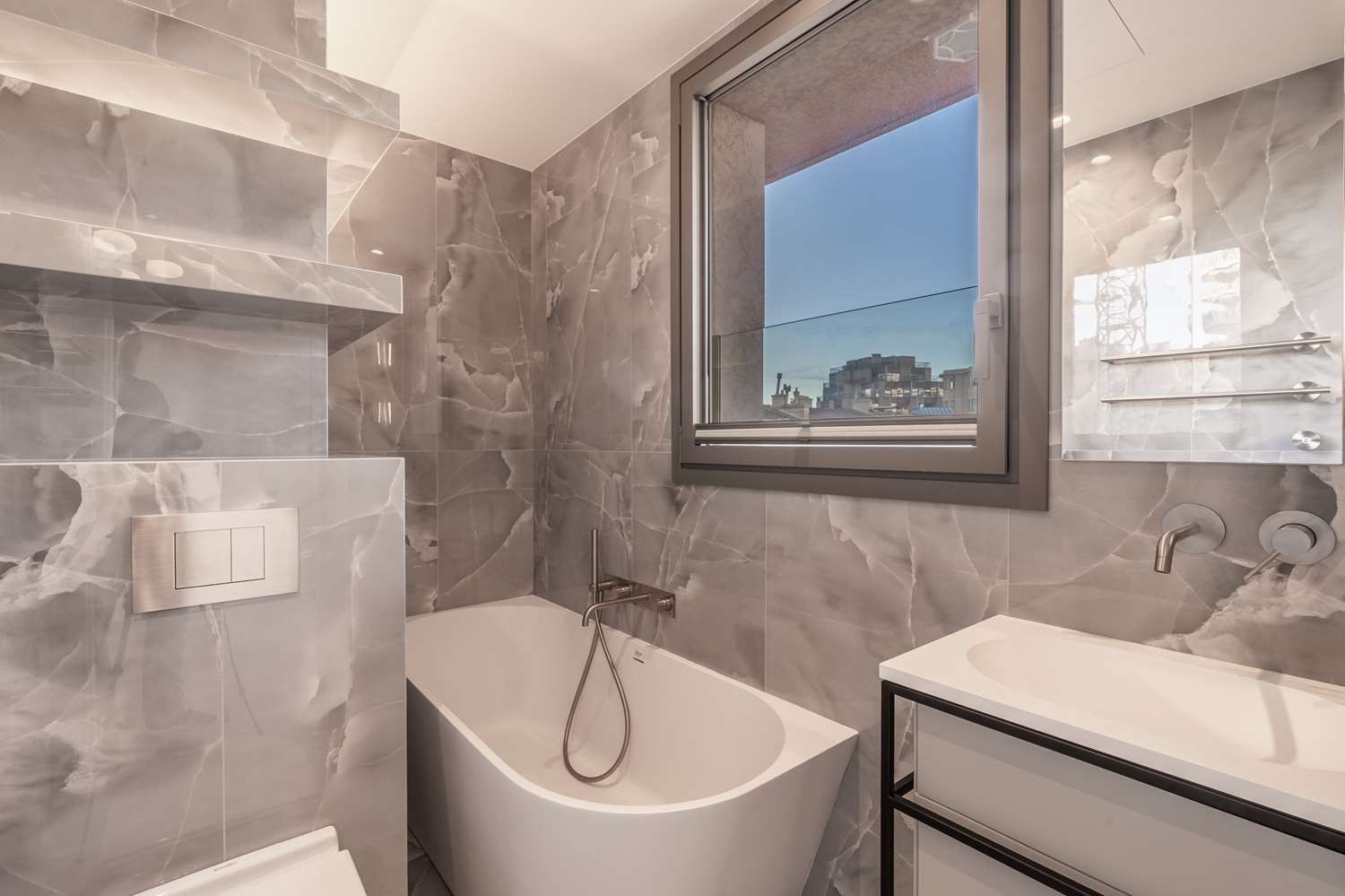 apartment 4 Rooms for sale on MONACO (98000)