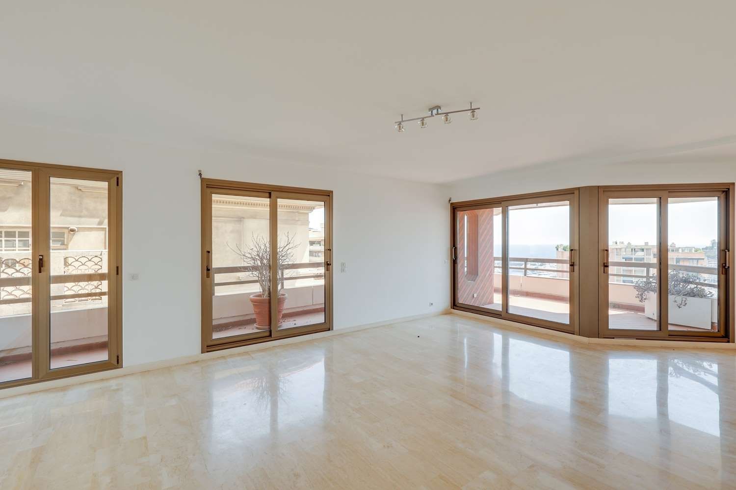 apartment 3 Rooms for sale on MONACO (98000)