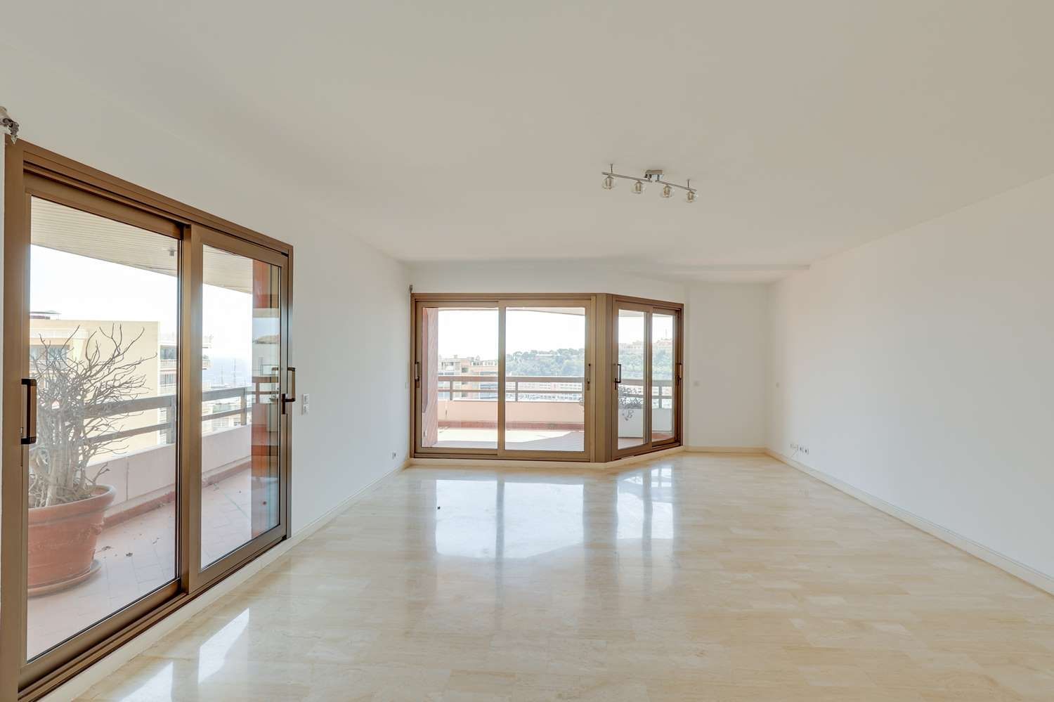 apartment 3 Rooms for sale on MONACO (98000)