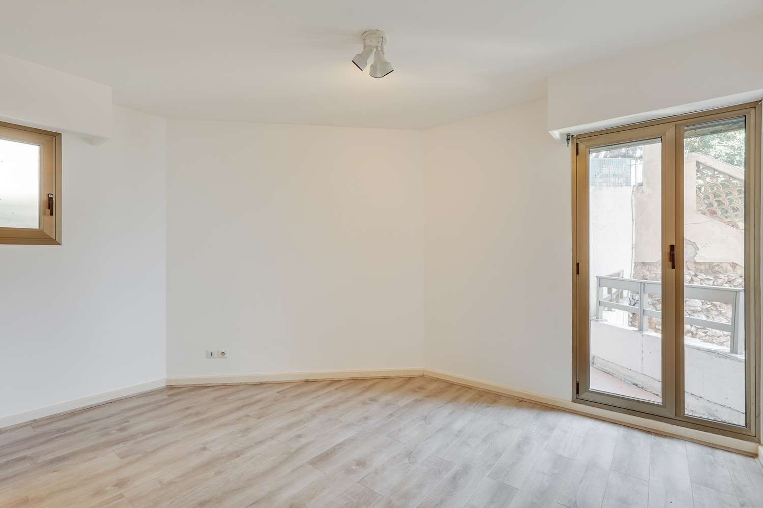 apartment 3 Rooms for sale on MONACO (98000)