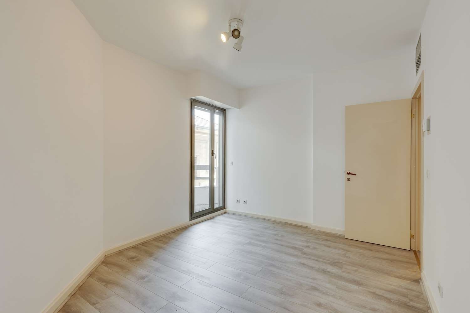 apartment 3 Rooms for sale on MONACO (98000)