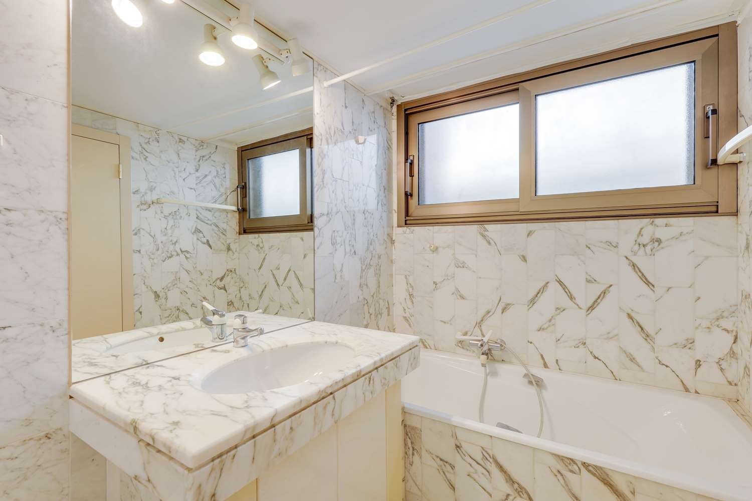 apartment 3 Rooms for sale on MONACO (98000)