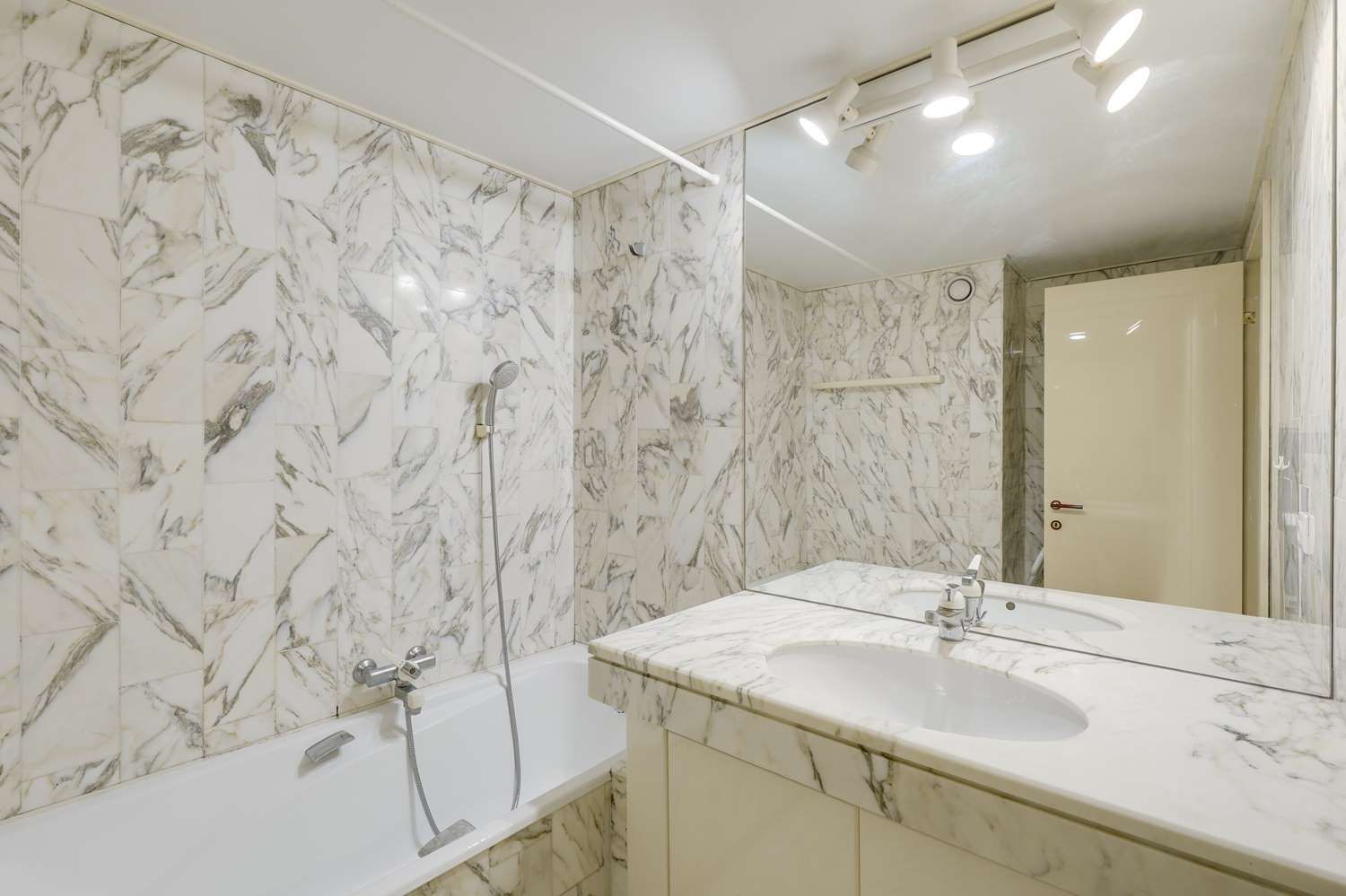 apartment 3 Rooms for sale on MONACO (98000)