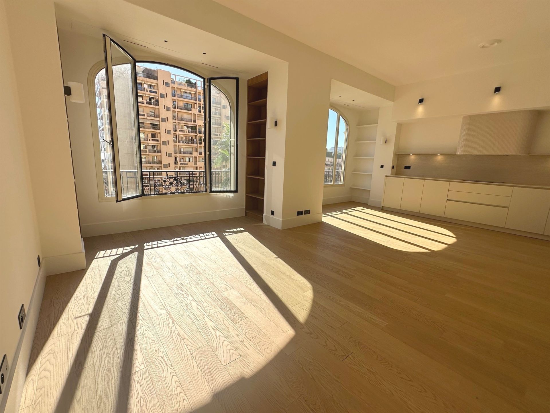 apartment 4 Rooms for sale on MONACO (98000)