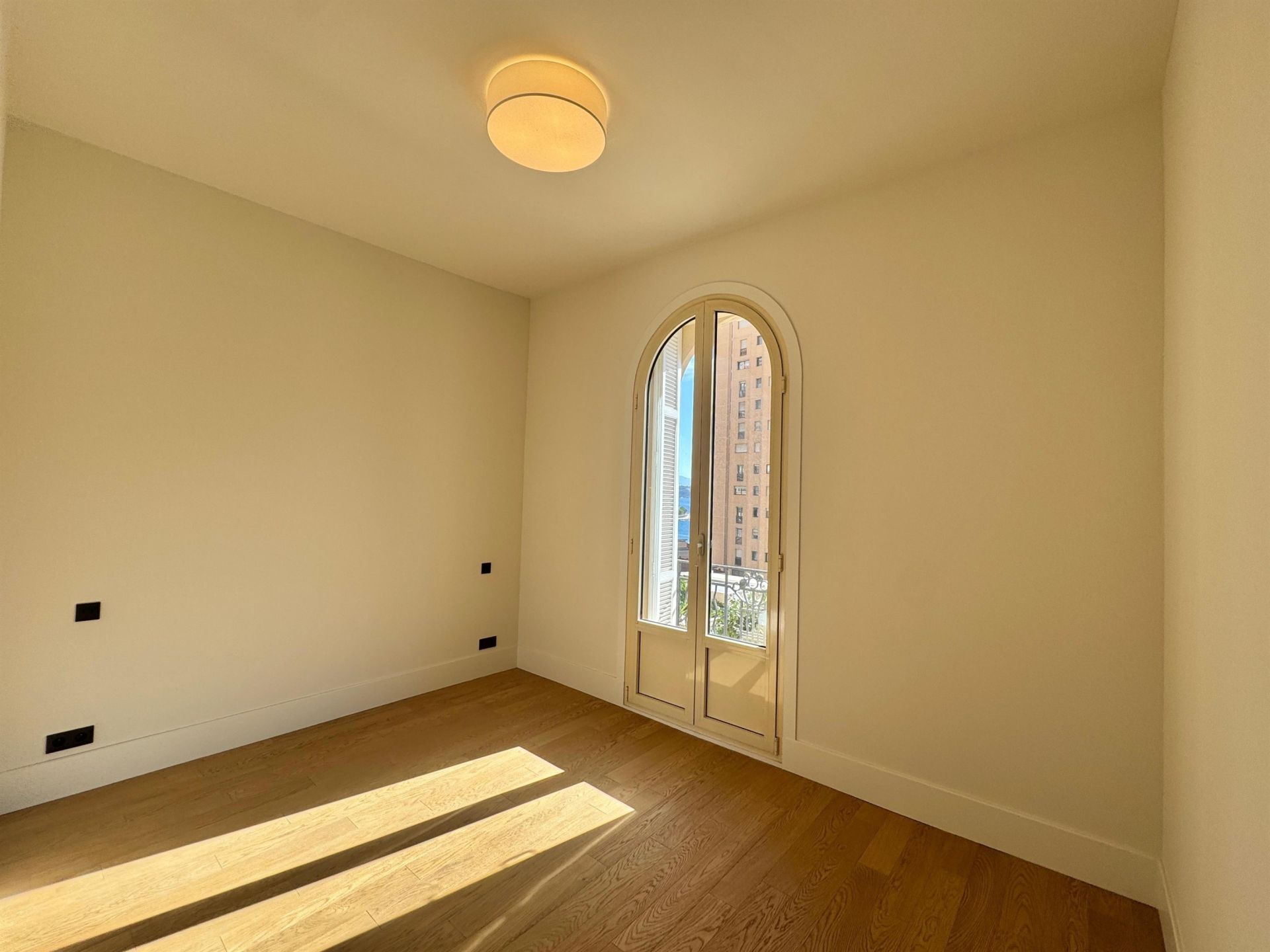 apartment 4 Rooms for sale on MONACO (98000)