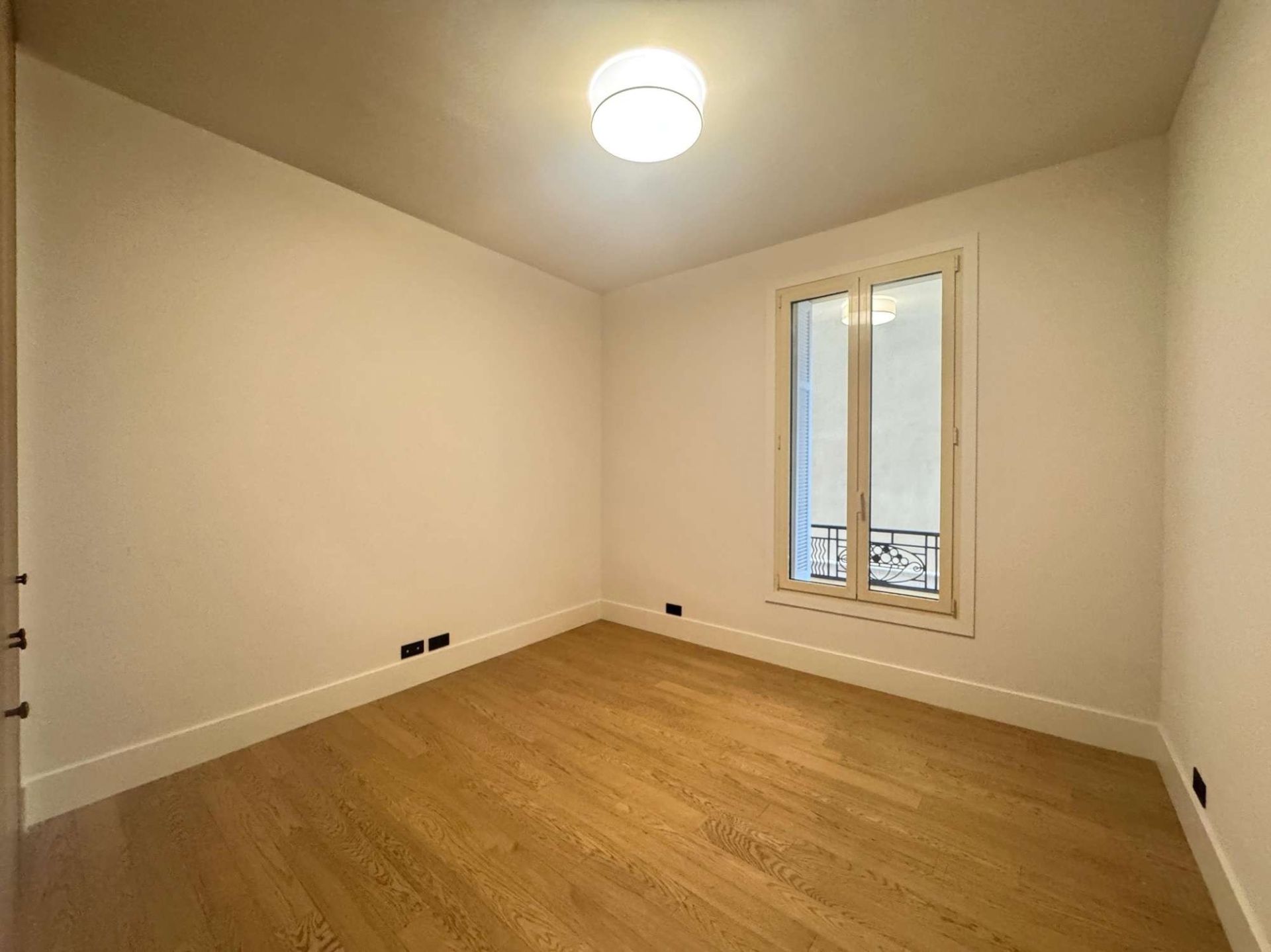 apartment 4 Rooms for sale on MONACO (98000)