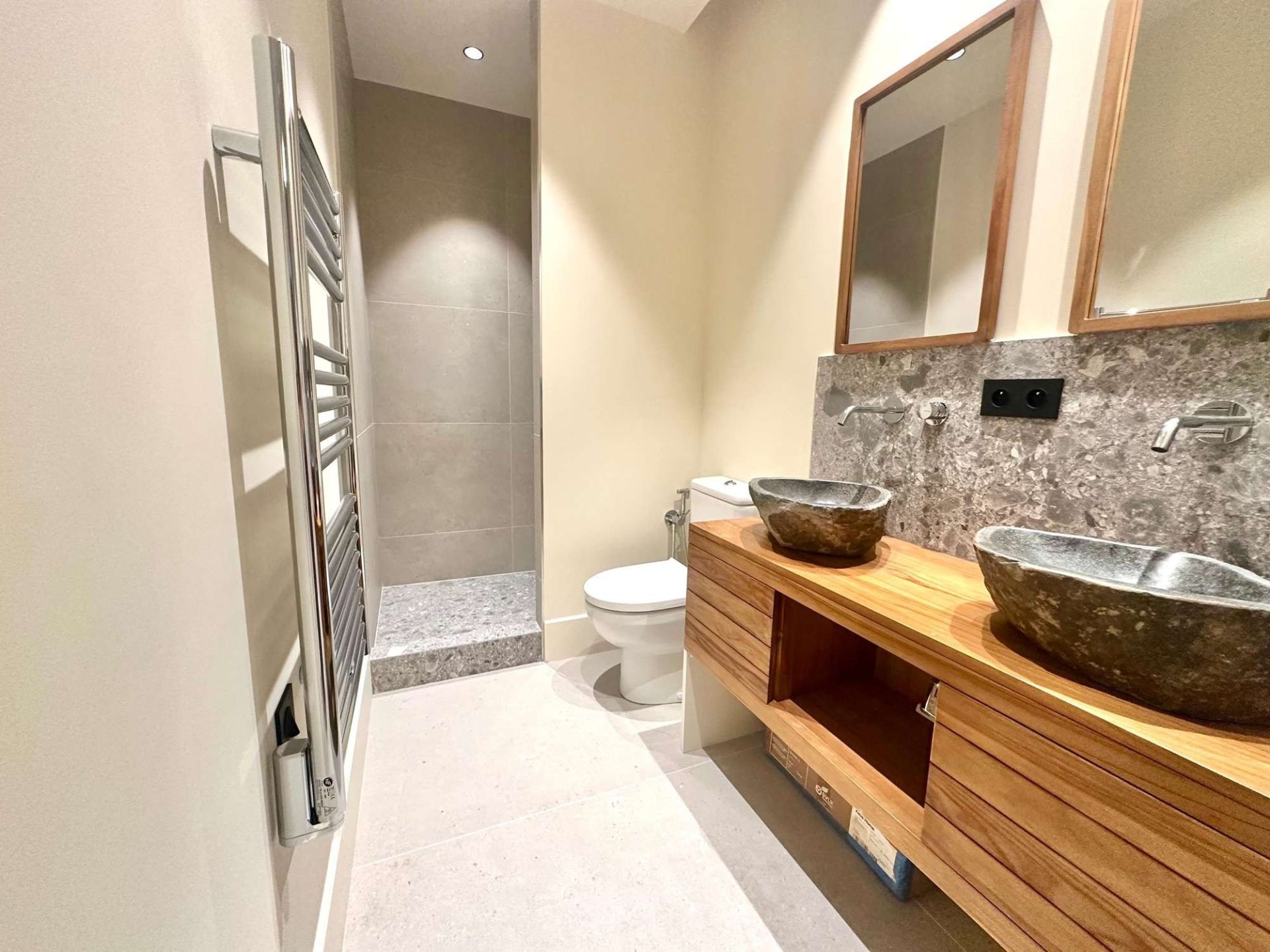 apartment 4 Rooms for sale on MONACO (98000)