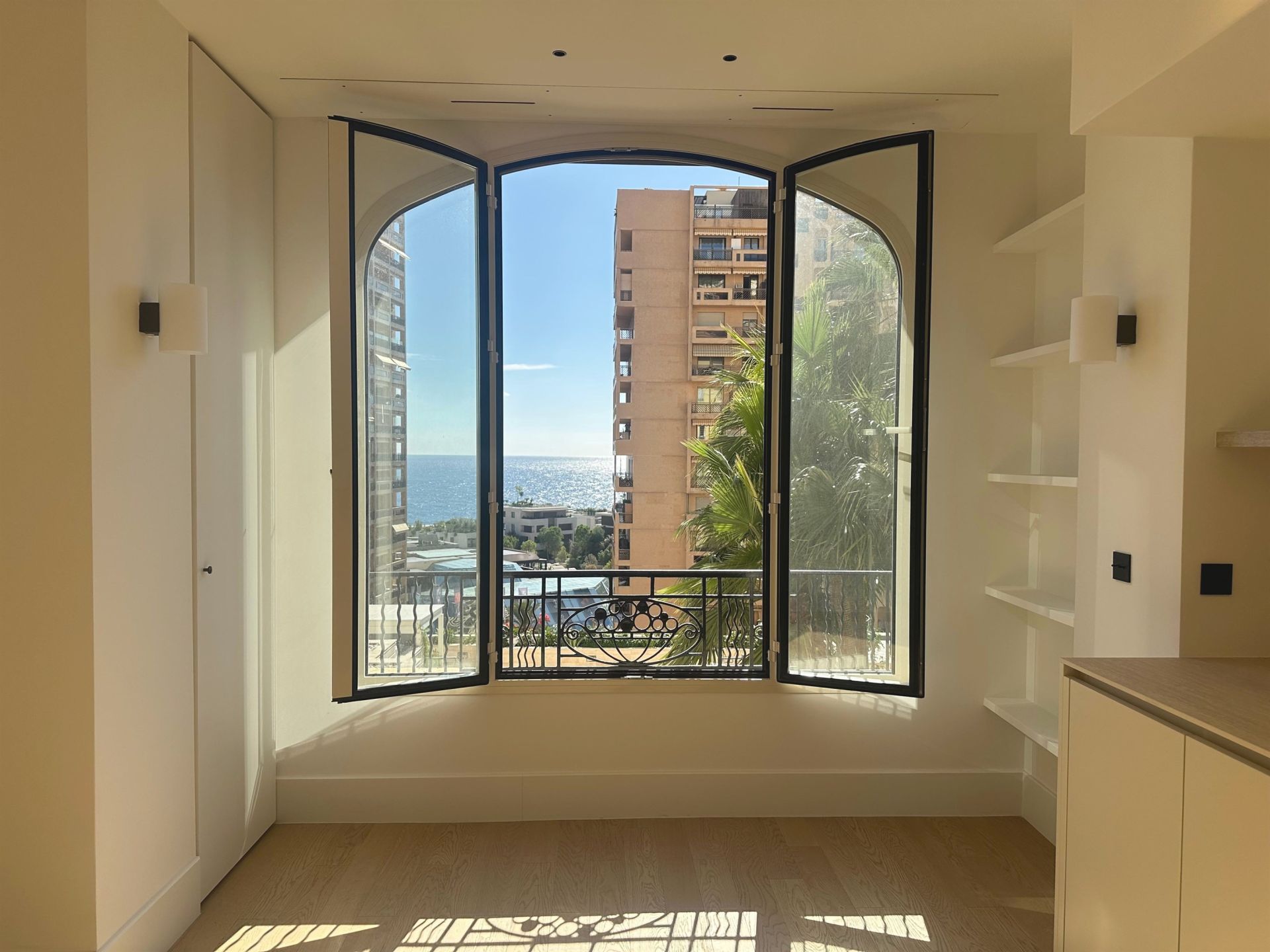 apartment 4 Rooms for sale on MONACO (98000)