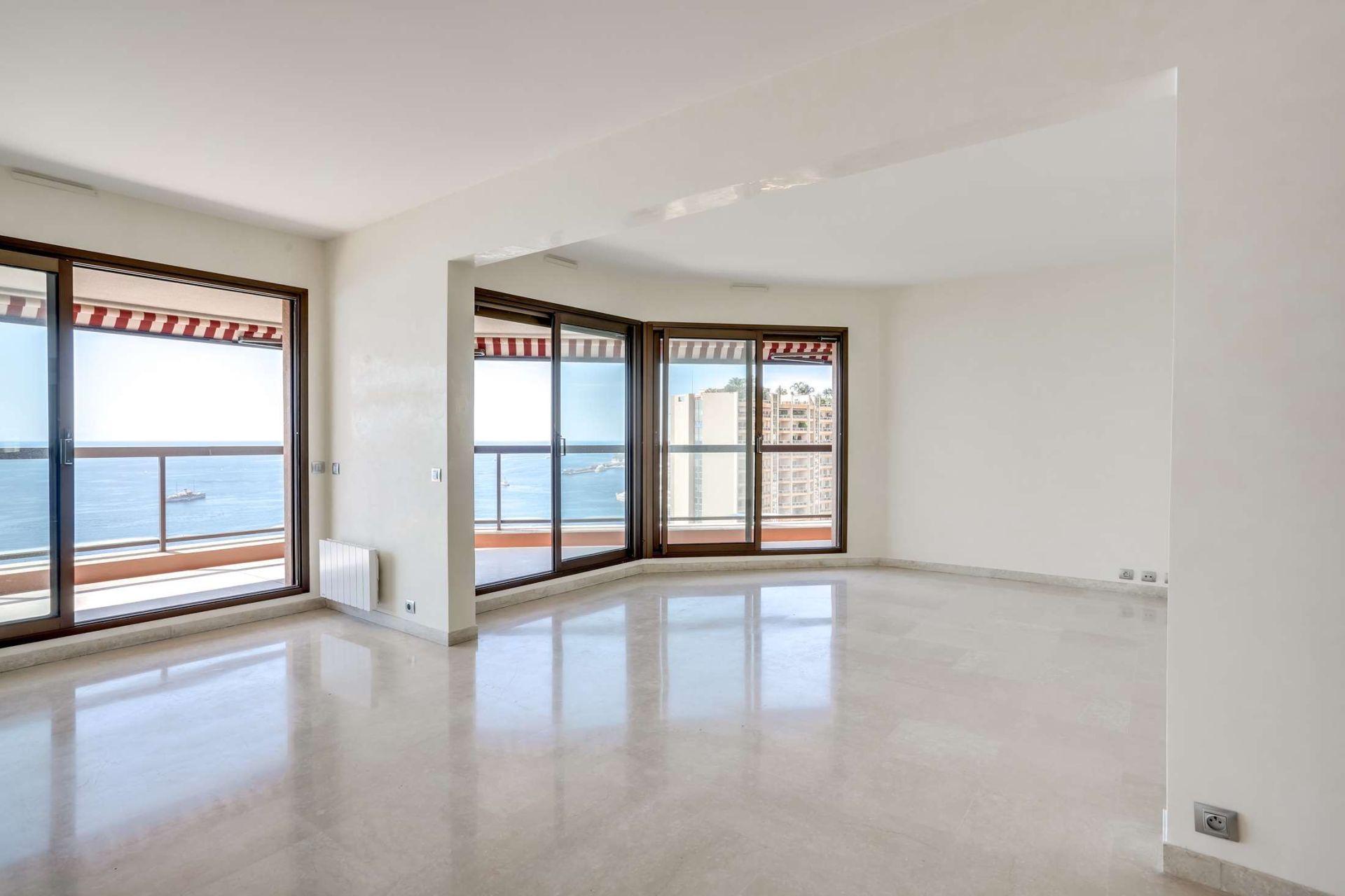 apartment 4 Rooms for rent on MONACO (98000)