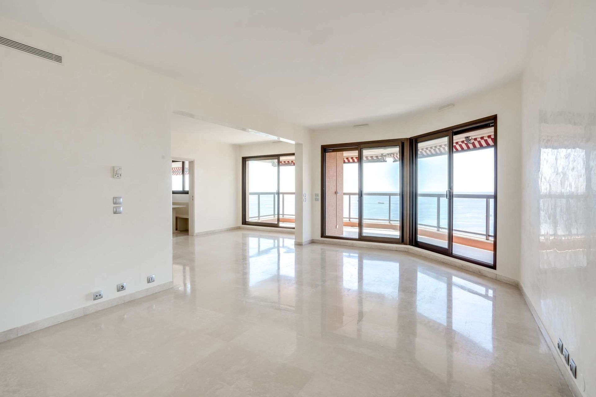 apartment 4 Rooms for rent on MONACO (98000)