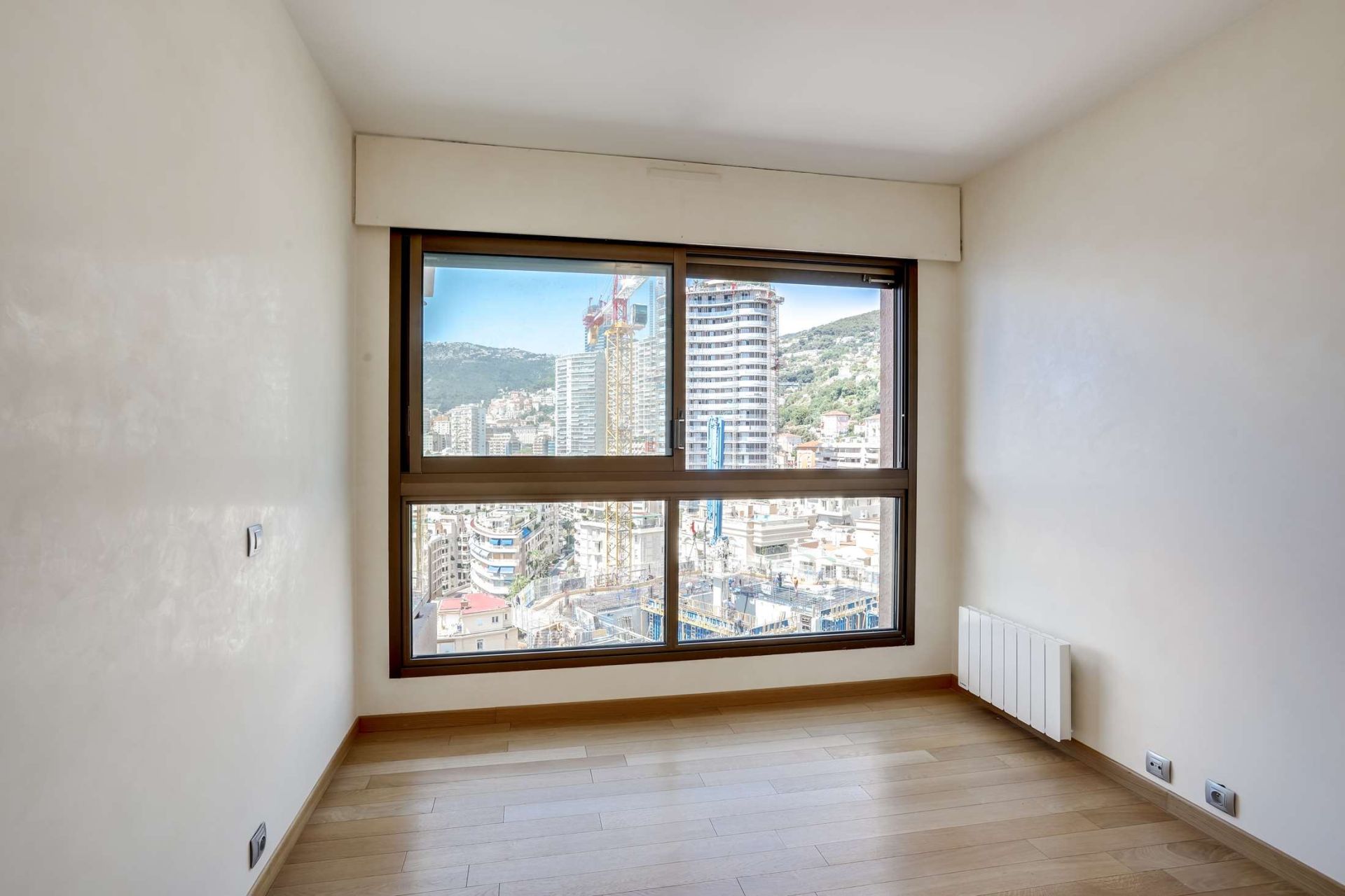 apartment 4 Rooms for rent on MONACO (98000)