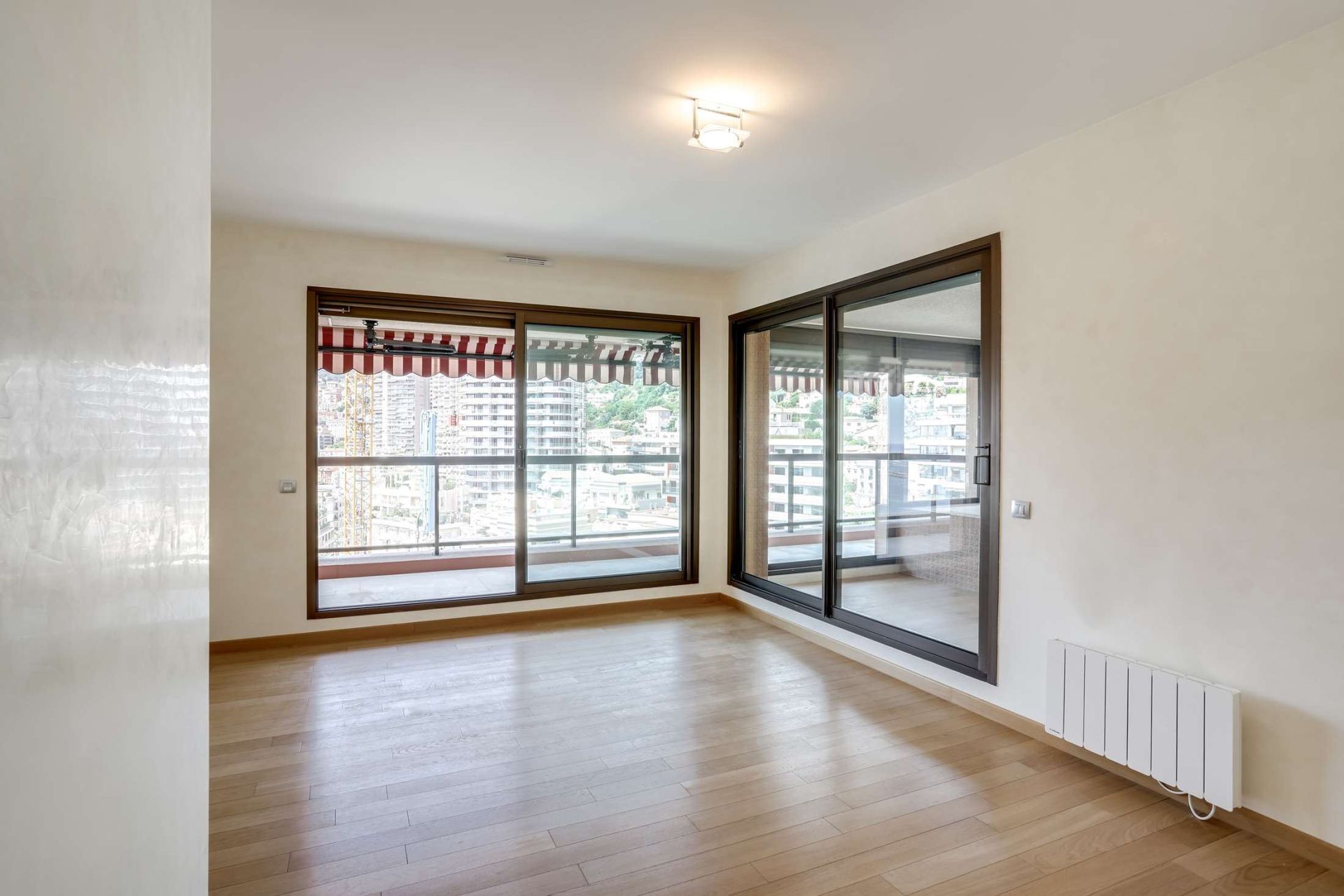 apartment 4 Rooms for rent on MONACO (98000)