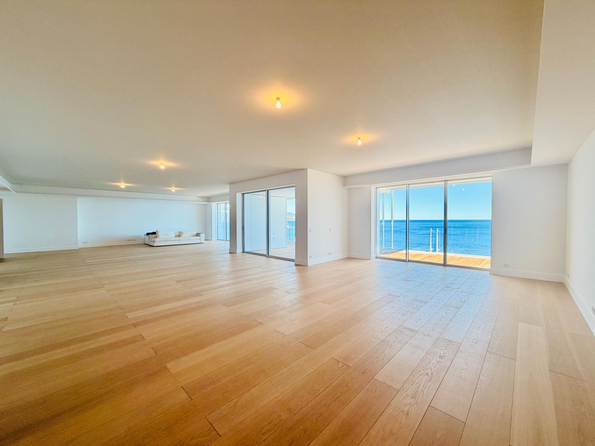 apartment 4 Rooms for sale on MONACO (98000)