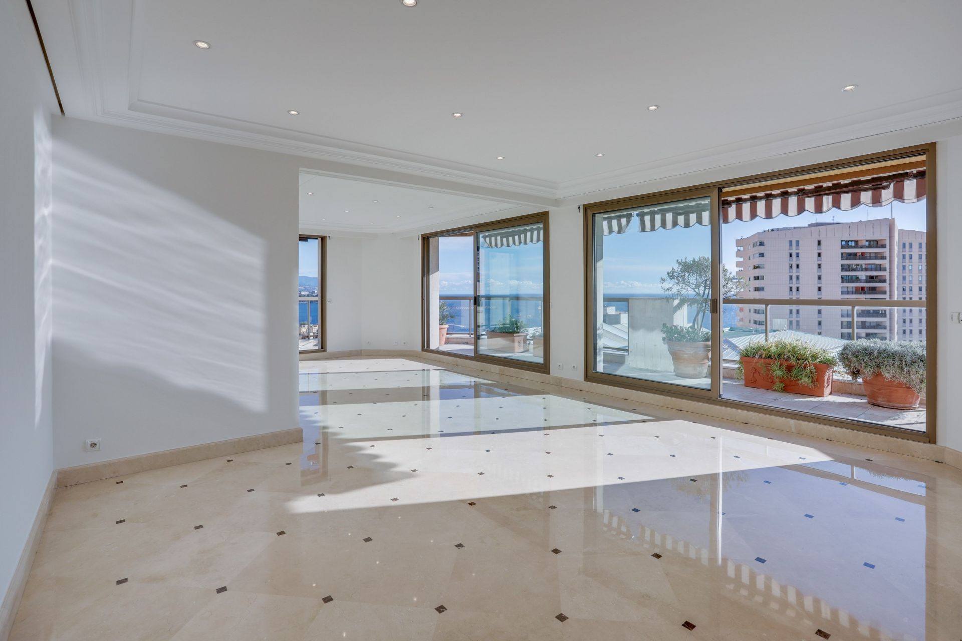 apartment 5 Rooms for sale on MONACO (98000)