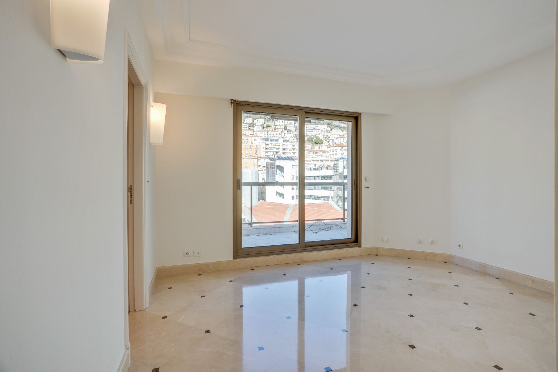 apartment 5 Rooms for sale on MONACO (98000)