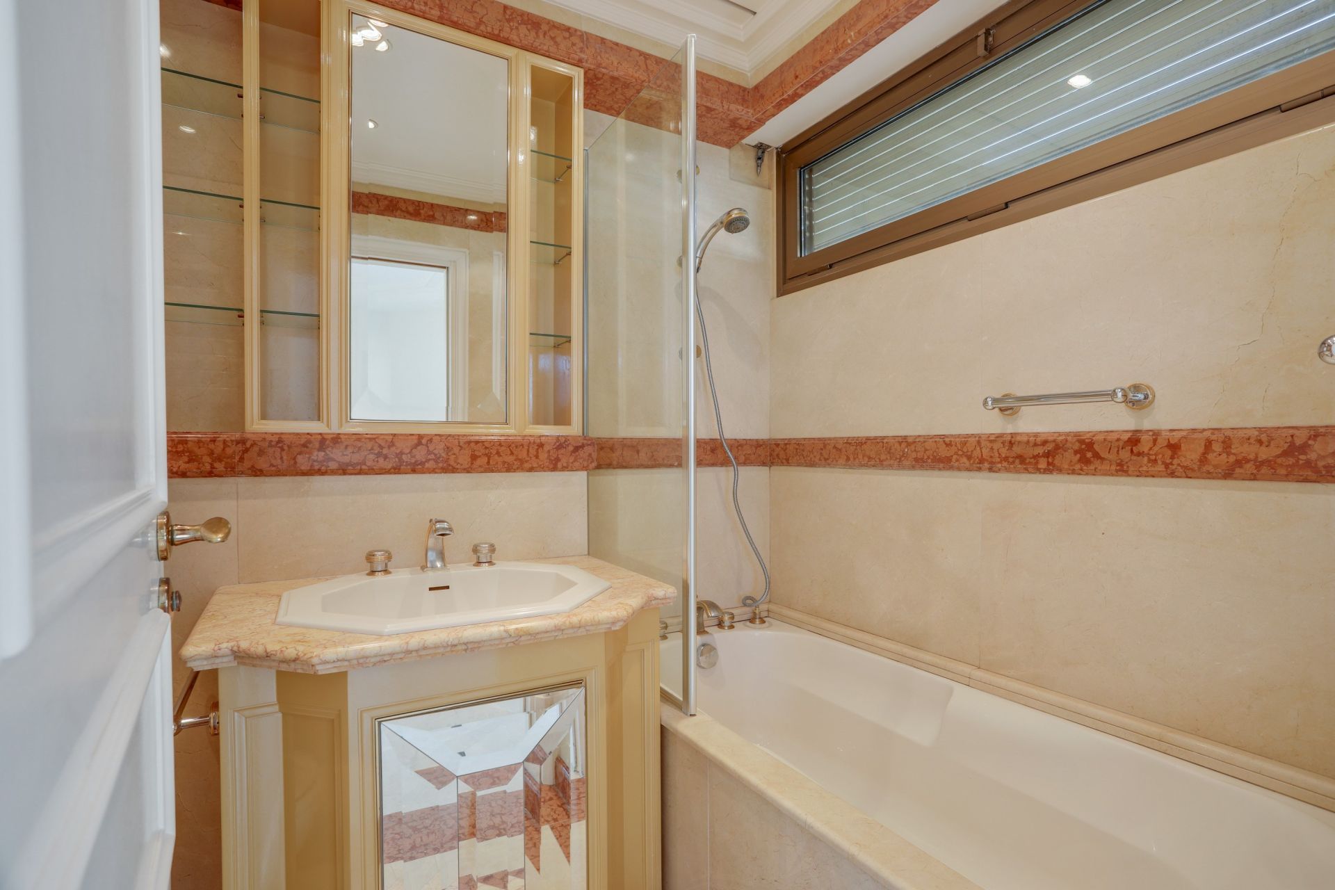 apartment 5 Rooms for sale on MONACO (98000)