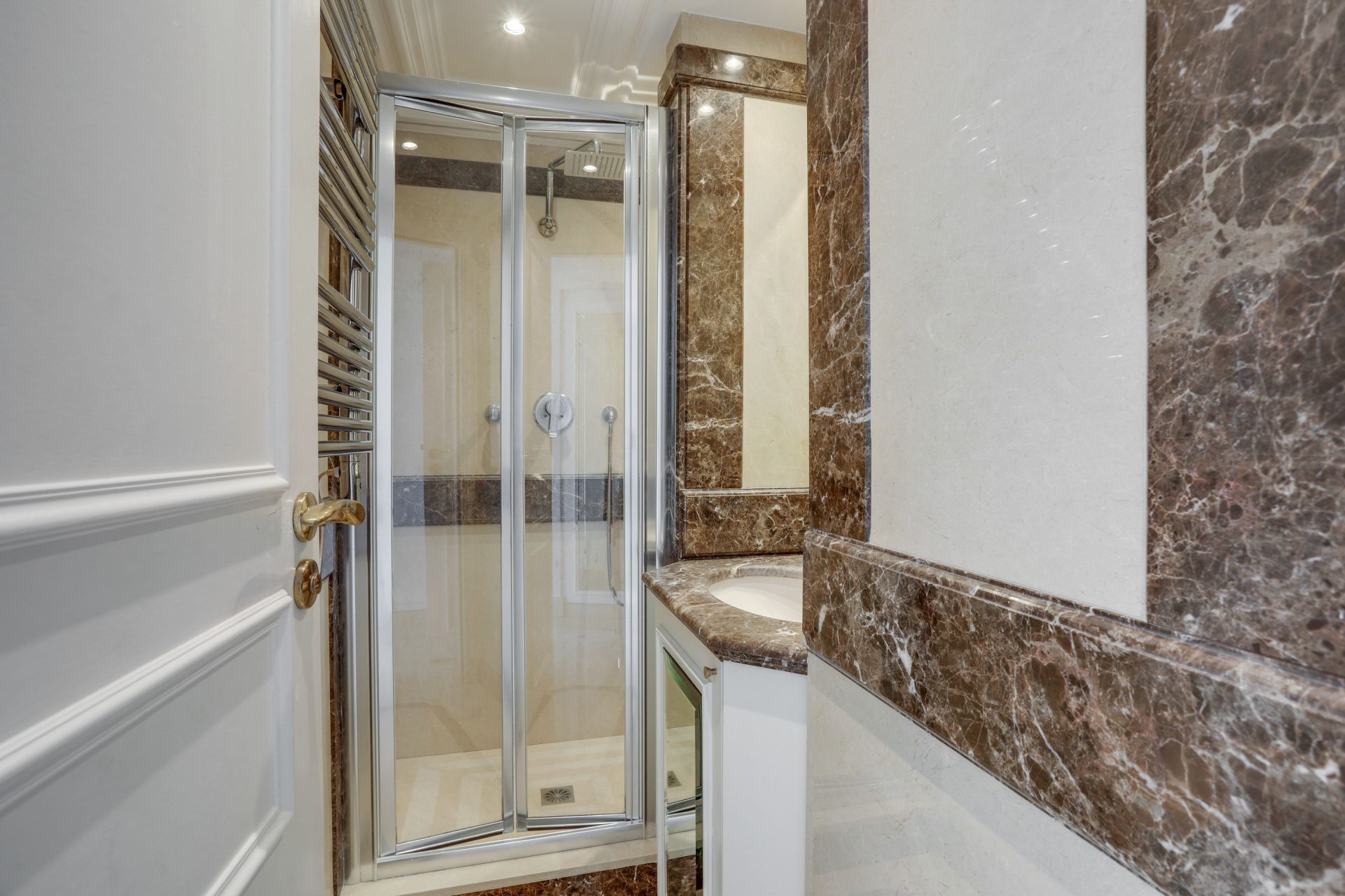 apartment 5 Rooms for sale on MONACO (98000)