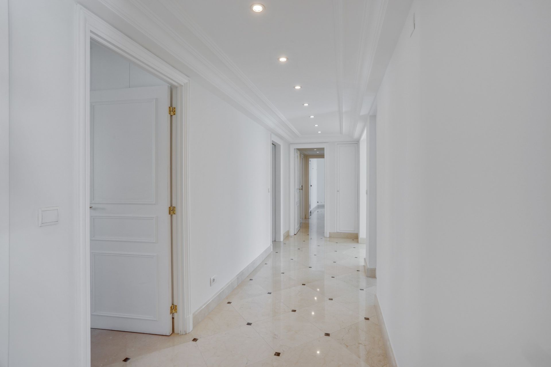 apartment 5 Rooms for sale on MONACO (98000)