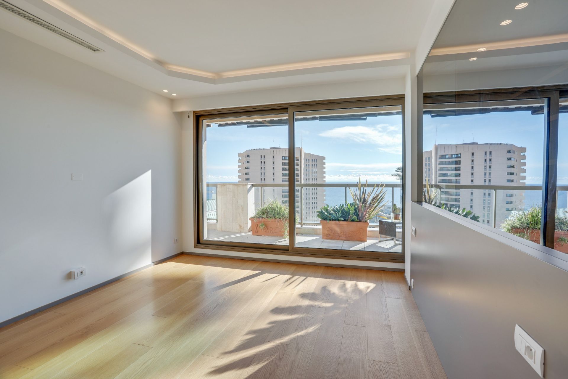 apartment 5 Rooms for sale on MONACO (98000)