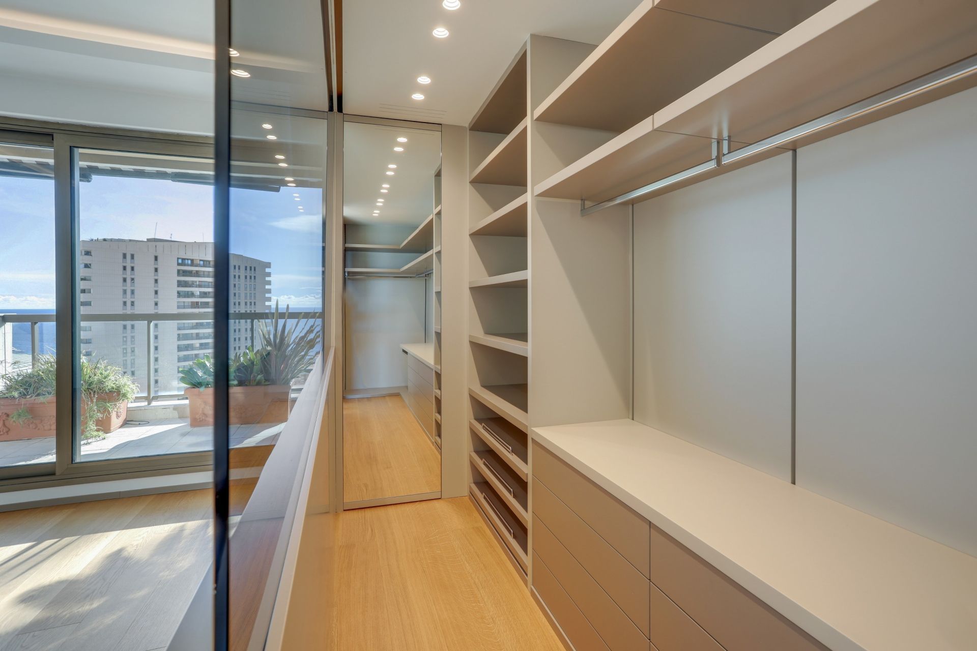 apartment 5 Rooms for sale on MONACO (98000)