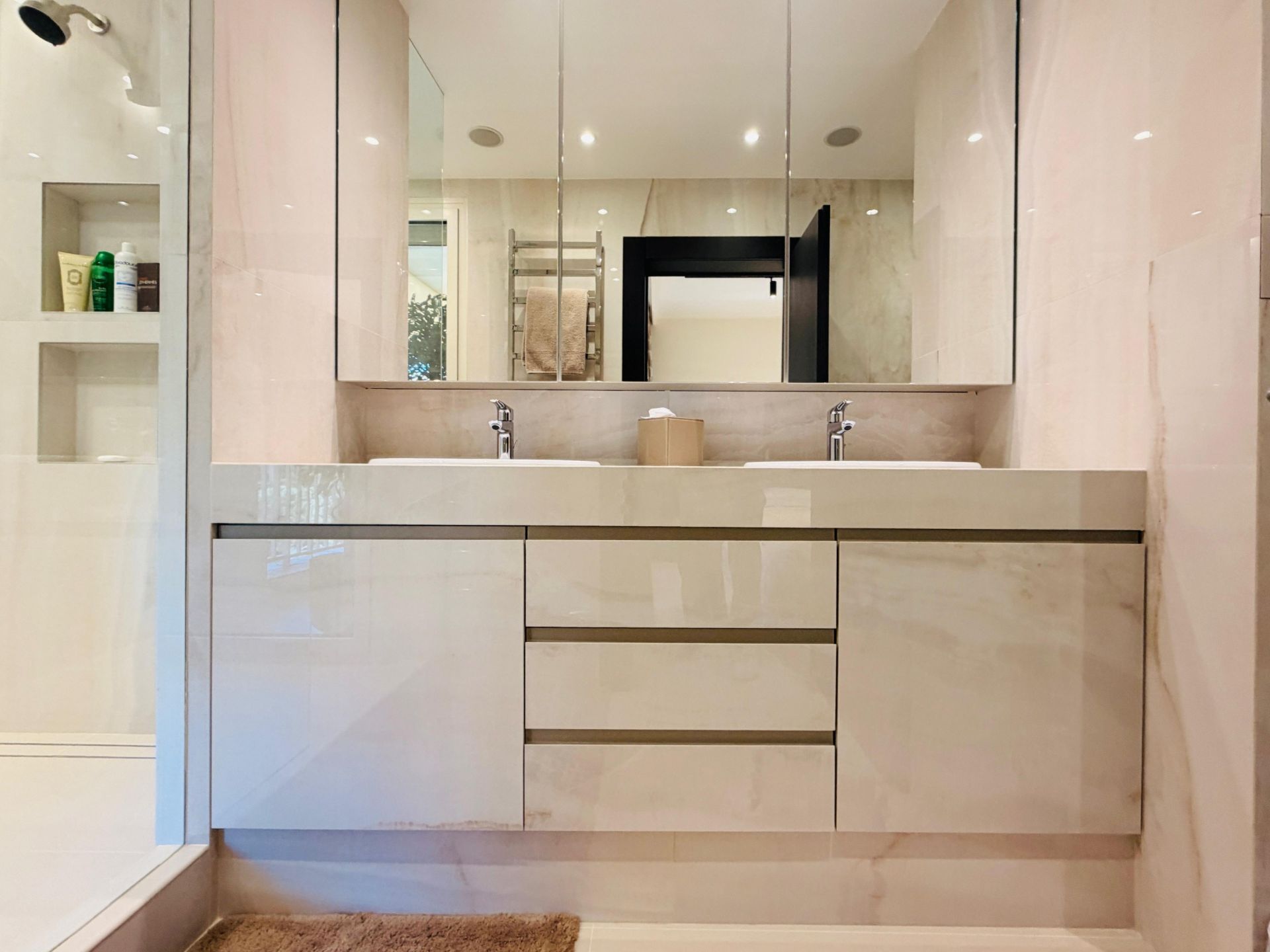 apartment 3 Rooms for rent on MONACO (98000)